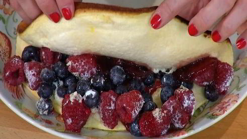 омлет-суфле с ягодами и вареньем