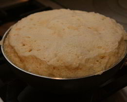 Сладкий омлет со сметаной и яблоками