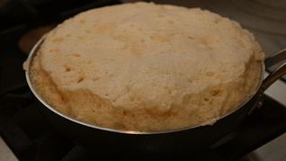 Сладкий омлет со сметаной и яблоками