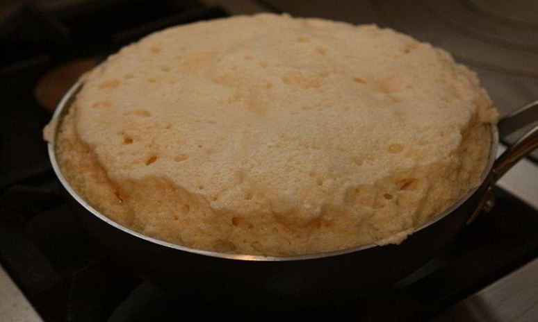 Рецепт сладкого омлета со сметаной и яблоками