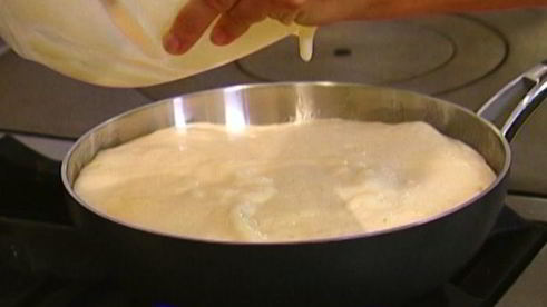 сладкий омлет со сметаной и яблоками