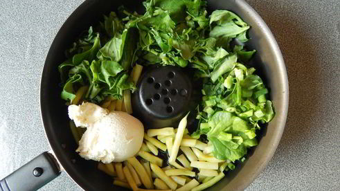 творожный омлет с зеленью и овощами