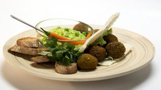 Паштет и фалафель из зеленого горошка