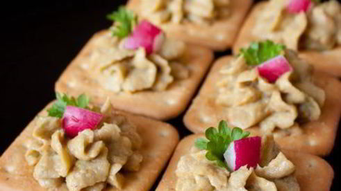 паштет из авокадо и копченой рыбы