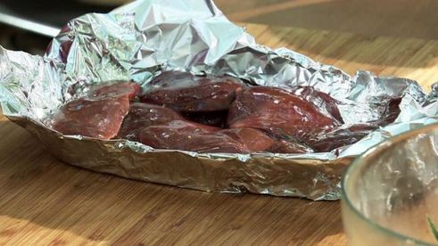 паштет из индюшачьей печенки с вареньем из кислых томатов