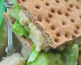 Паштет из нута с яблоками и хлебцами из отрубей