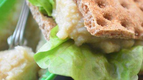 паштет из нута с яблоками и хлебцами из отрубей