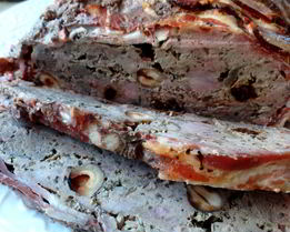 Паштет мясной запеченный с орехами и черносливом