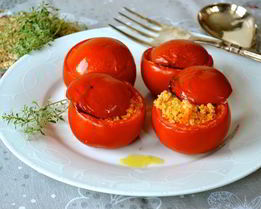 Помидоры, фаршированные кускусом и креветками