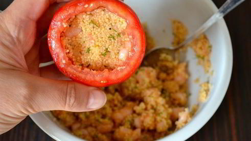 помидоры, фаршированные кускусом и креветками