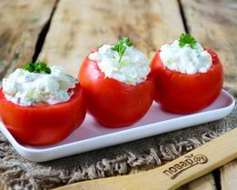 Помидоры, фаршированные сыром и огурцами