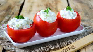 Помидоры, фаршированные сыром и огурцами