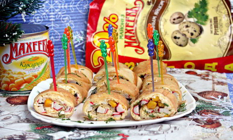 Рецепт блинных роллов с крабовыми палочками и кукурузой