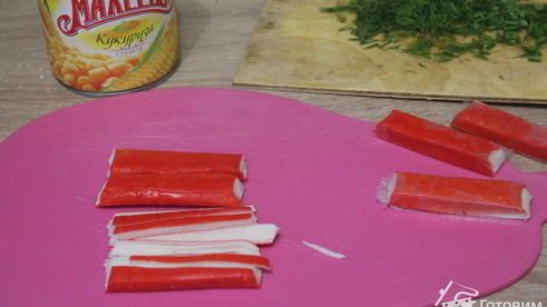 блинные роллы с крабовыми палочками и кукурузой