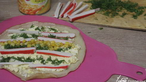 блинные роллы с крабовыми палочками и кукурузой