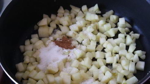 блинные роллы с яблоками под безе