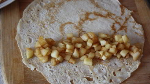 блинные роллы с яблоками под безе