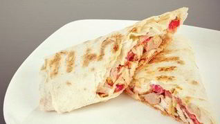 Горячий ролл-сэндвич с курицей, баклажанами и ореховым соусом