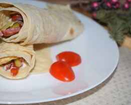 Ролл с копчеными колбасками кабаноси