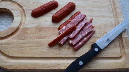 ролл с копчеными колбасками кабаноси