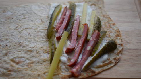 ролл с копчеными колбасками кабаноси