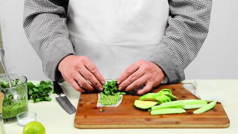 роллы из дайкона с огурцом и авокадо