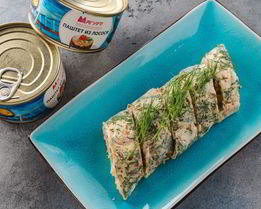 Роллы из омлета с муссом из лосося и овощами