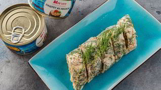 Роллы из омлета с муссом из лосося и овощами