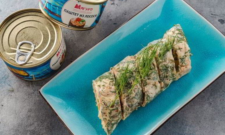 Рецепт роллов из омлета с муссом из лосося и овощами