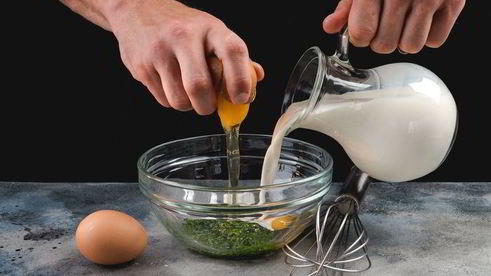 роллы из омлета с муссом из лосося и овощами