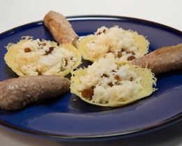 Роллы из свинины и рис в сырной корзиночке