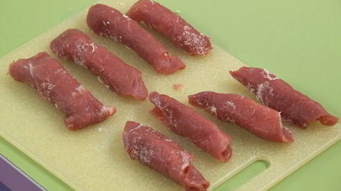 роллы из свинины и рис в сырной корзиночке