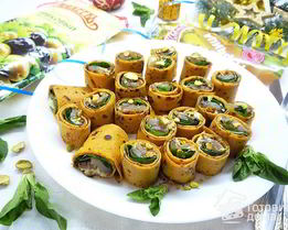 Роллы из тыквы со шпинатом, копченостями и фисташковым майонезом