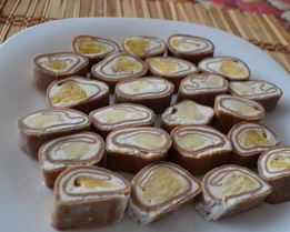 Сладкий ролл с фруктами