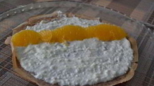 сладкий ролл с фруктами