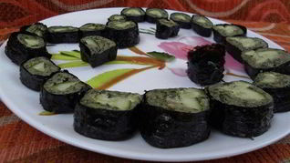 Сыроедческие роллы с огурцом и рукколой