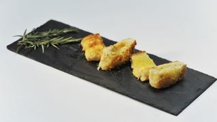 Картофельный рулет с сырно-чесночной начинкой