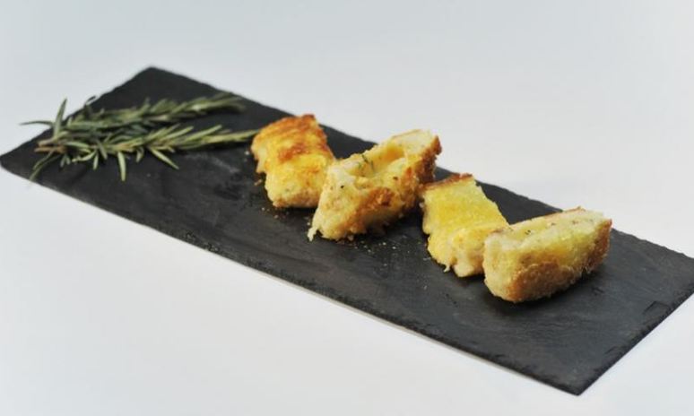 Рецепт картофельного рулета с сырно-чесночной начинкой