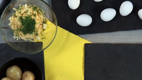 картофельный рулет с сырно-чесночной начинкой