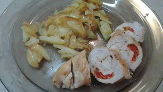 Куриные рулетики с начинкой из перца и сыра