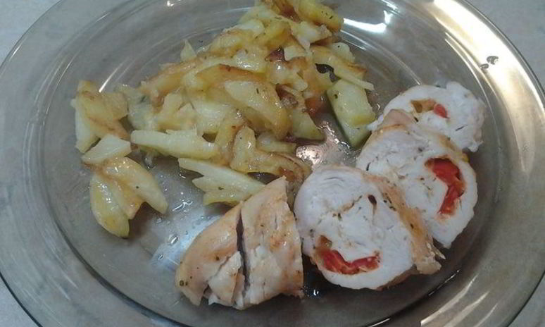 Рецепт куриных рулетиков с начинкой из перца и сыра