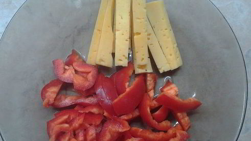 куриные рулетики с начинкой из перца и сыра