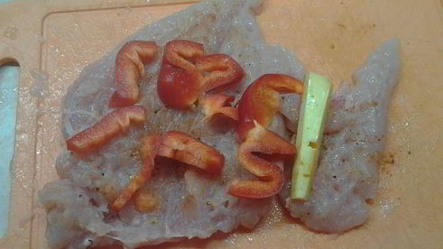 куриные рулетики с начинкой из перца и сыра