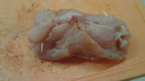 куриные рулетики с начинкой из перца и сыра