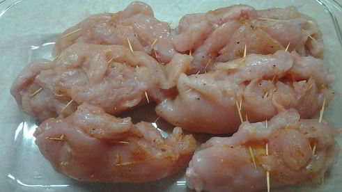 куриные рулетики с начинкой из перца и сыра