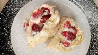 Меренговый рулет с клубникой