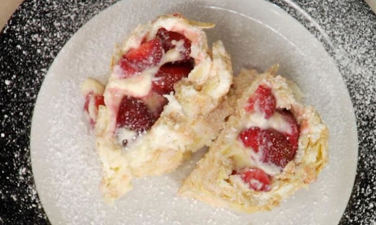 Рецепт меренгового рулета с клубникой