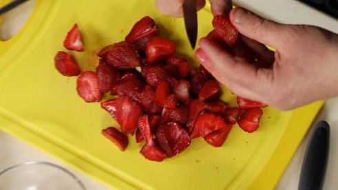 меренговый рулет с клубникой