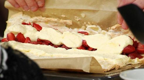 меренговый рулет с клубникой