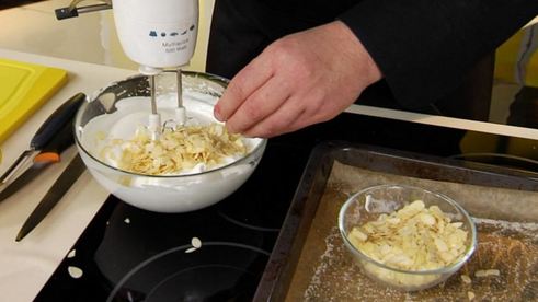 меренговый рулет с клубникой